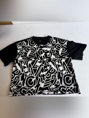STUDIOFIT CROP TOP COTTON SHIRT W/BOLD ABSTRACT WHITE GRAPHICS ON BLACK LARGE